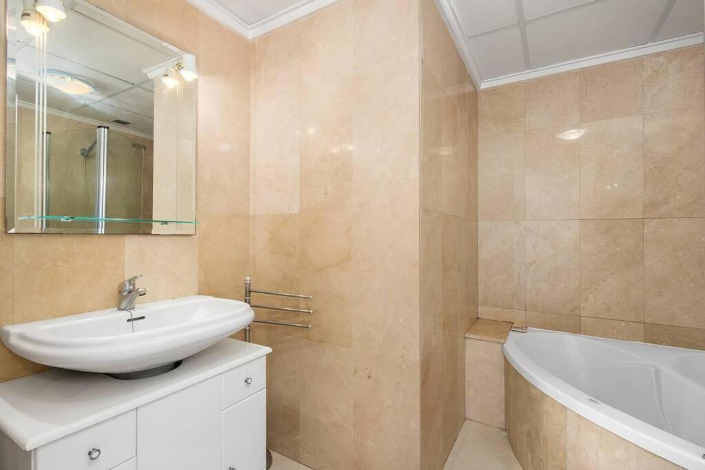 A Beautiful 2 Bedroom Townhouse - Cerezas